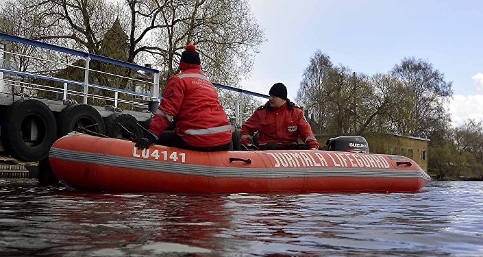 Уже второй год помогает в очистке Лиелупе муниципальная полиция Юрмалы. У ребят и самая вместительная лодка, и следовательно самые лучшие способности по перевозки мусора с середины реки