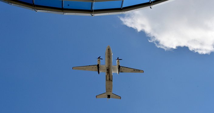 Военно-транспортный самолет Ан-26 в небе