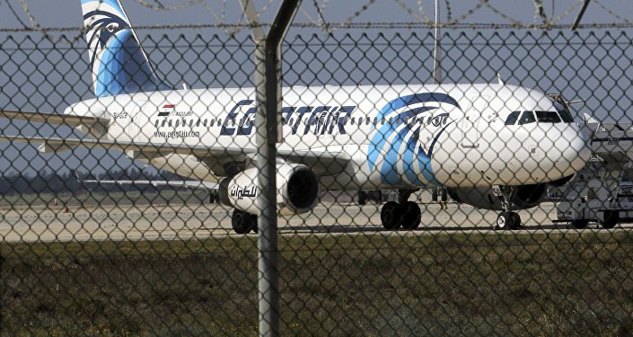 Захваченный аэробус Air А320 на взлетной полосе в аэропорту Ларнаки Захваченный аэробус Air А320 на взлетной полосе в аэропорту Ларнаки