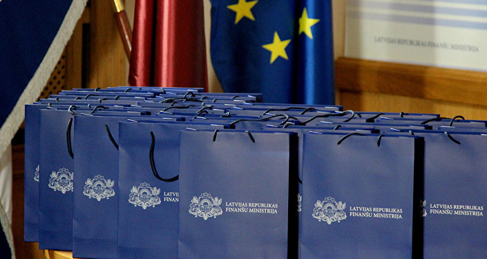 Paketes ar uzrakstu Latvijas Finanšu ministrija. Foto no arhīva Paketes ar uzrakstu Latvijas Finanšu ministrija. Foto no arhīva