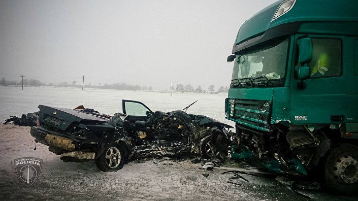 Два человека погибли в результате столкновения грузовика с легковым автомобилем на Баускском шоссе Два человека погибли в результате столкновения грузовика с легковым автомобилем на Баускском шоссе