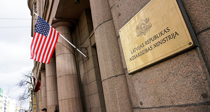 Американский флаг на здании Министерства обороны Латвии Американский флаг на здании Министерства обороны Латвии