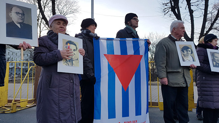 Антифашистский митинг у памятника Свободы вечером 16 марта Антифашистский митинг у памятника Свободы вечером 16 марта