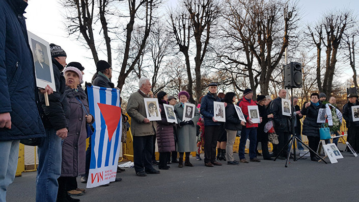 Антифашистский митинг у памятника Свободы вечером 16 марта Антифашистский митинг у памятника Свободы вечером 16 марта