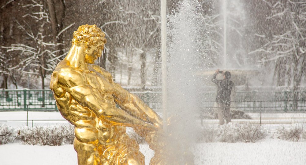 Такого в Версале нет: фонтаны Петергофа заработали под снегом