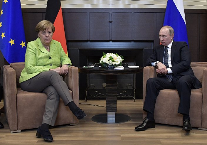 2 мая 2017. Президент РФ Владимир Путин и федеральный канцлер ФРГ Ангела Меркель во время встречи 2 мая 2017. Президент РФ Владимир Путин и федеральный канцлер ФРГ Ангела Меркель во время встречи