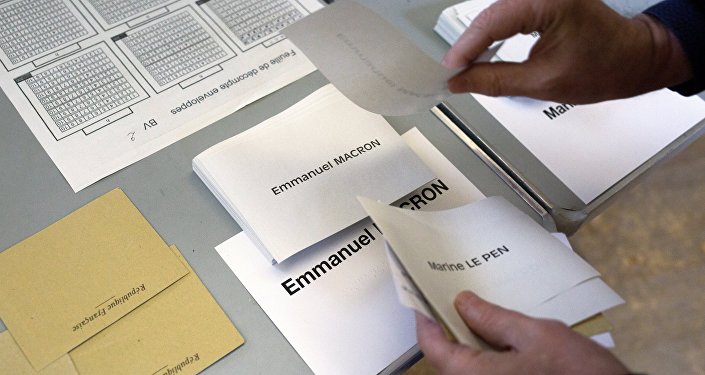 Избирательные бюллетени на избирательном участке во Франции, архивное фото