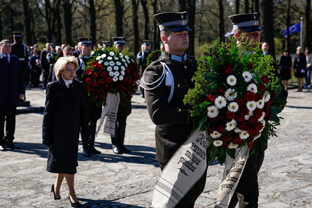 Церемония возложения венков на Братском кладбище в память о погибших воинах