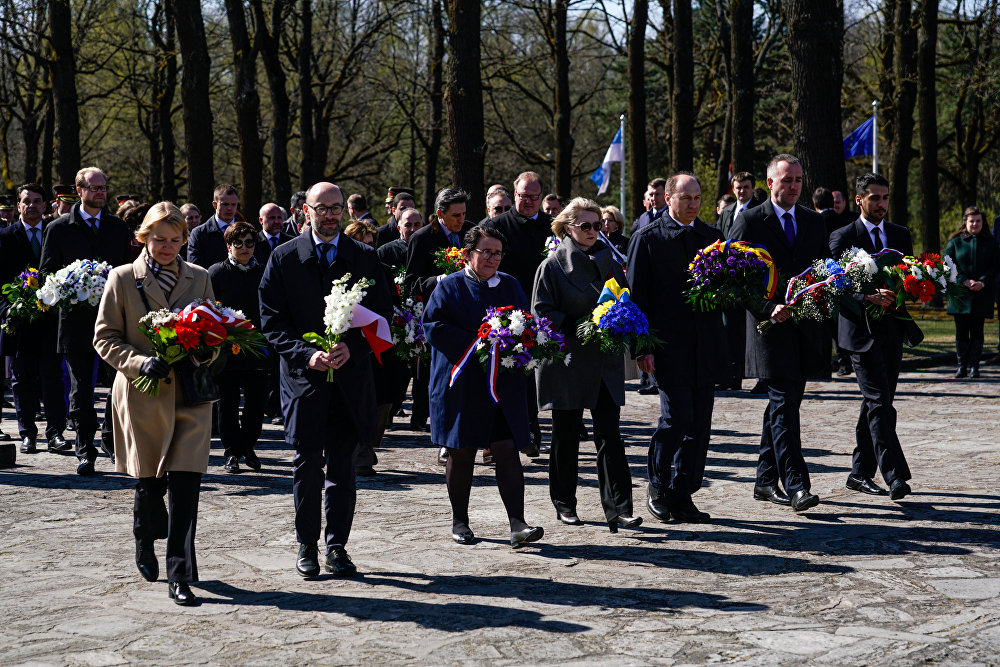 Церемония возложения венков на Братском кладбище в память о погибших воинах