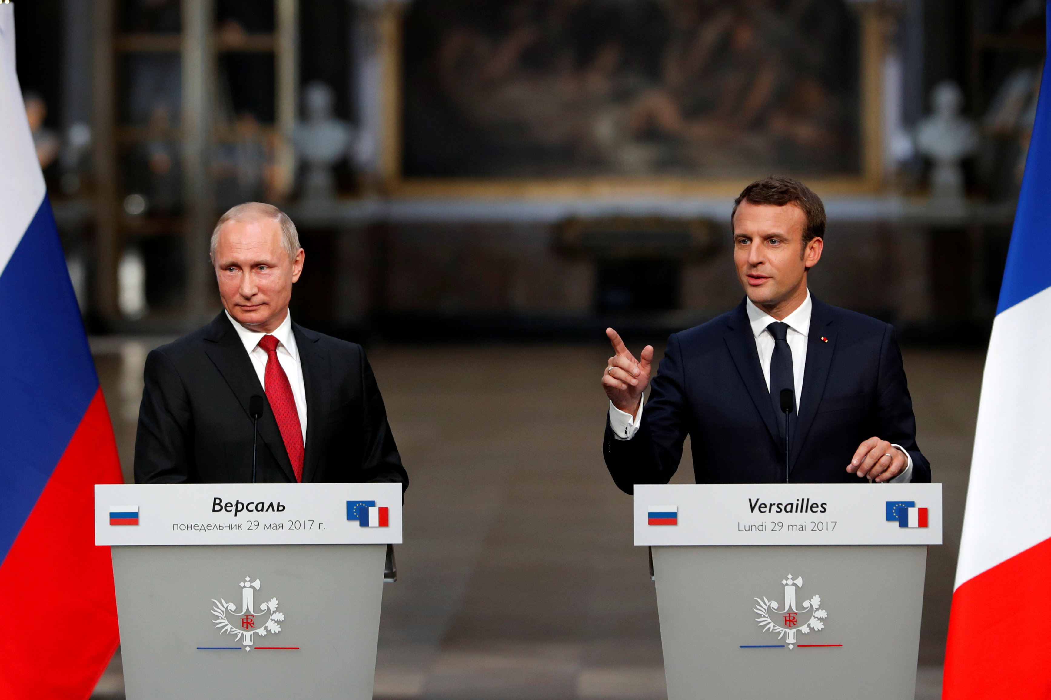 Российский президент Владимир Путин и президент Франции Эммануэль Макрон на совместной пресс-конференции в Версале Российский президент Владимир Путин и президент Франции Эммануэль Макрон на совместной пресс-конференции в Версале