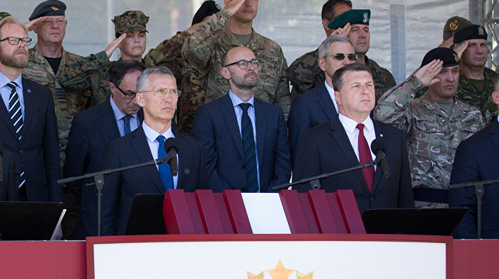 Генсек НАТО Йенс Столтенберг и президент Латвии Раймондс Вейонис (на первом плане) на церемонии развертывания многонационального батальона НАТО в Латвии Генсек НАТО Йенс Столтенберг и президент Латвии Раймондс Вейонис (на первом плане) на церемонии развертывания многонационального батальона НАТО в Латвии