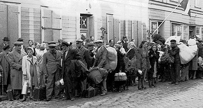Беженцы, не успевшие эвакуироваться и возвращенные пятой колонной в оккупированную Ригу. Июль 1941 года Беженцы, не успевшие эвакуироваться и возвращенные пятой колонной в оккупированную Ригу. Июль 1941 года
