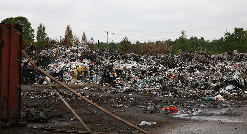 Свальный грех: незаконные мусорные полигоны душат Латвию