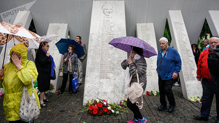 У памятника Жанису Липке У памятника Жанису Липке
