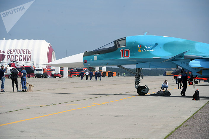 Истребитель-бомбардировщик СУ-34 на полигоне во время подготовки к открытию Международного авиационно-космического салона МАКС-2017 в Жуковском Истребитель-бомбардировщик СУ-34 на полигоне во время подготовки к открытию Международного авиационно-космического салона МАКС-2017 в Жуковском