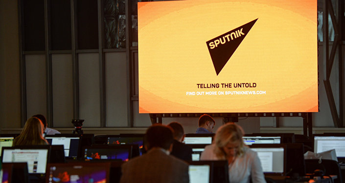 Ekrāns ar Starptautiskās informatīvās aģentūras Sputnik simboliku Ekrāns ar Starptautiskās informatīvās aģentūras Sputnik simboliku