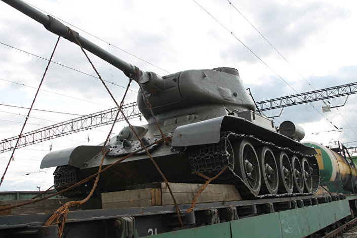 Танк Т-34-85 на железнодорожном пункте пропуска Карталы российско-казахстанской границы Танк Т-34-85 на железнодорожном пункте пропуска Карталы российско-казахстанской границы