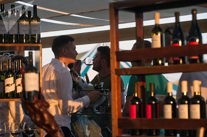 Посетители винно-гастрономического фестиваля In Vino Veritas в Коктебеле Посетители винно-гастрономического фестиваля In Vino Veritas в Коктебеле