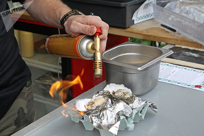 Изысканные устрицы от Fans of Oysters можно было отведать как в традиционном варианте, так и с множеством добавок в опаленном (фламбированном) варианте Изысканные устрицы от Fans of Oysters можно было отведать как в традиционном варианте, так и с множеством добавок в опаленном (фламбированном) варианте