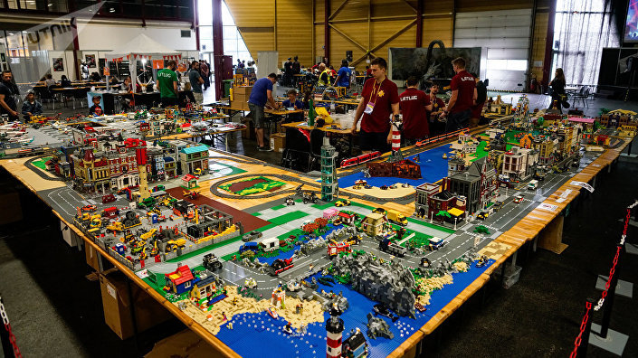 Город LEGO со стильной архитектурой и огромной железной дорогой Город LEGO со стильной архитектурой и огромной железной дорогой