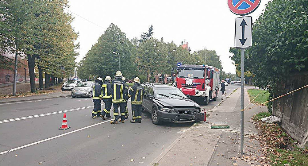 Автомобиль в Риге въехал в группу воспитанников детского сада Автомобиль в Риге въехал в группу воспитанников детского сада