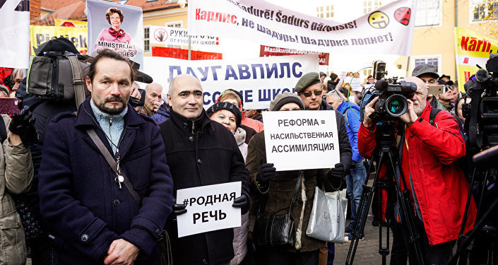 Митинг против полного перевода билингвальных школ на латышский язык Митинг против полного перевода билингвальных школ на латышский язык