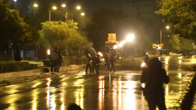 Policisti Grieķijā apmētāti ar Molotova kokteiļiem un akmeņiem