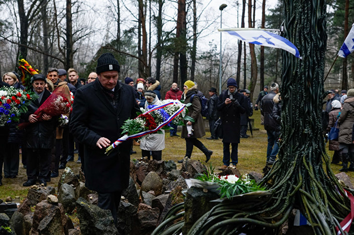 Цветы к мемориалу от представителя посольства Словакии Цветы к мемориалу от представителя посольства Словакии