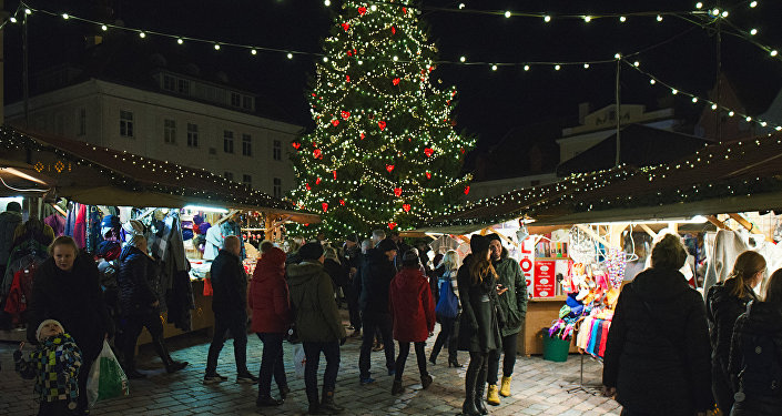 На Ратушной площади в Таллине зажгли огни на елке и открылся рождественский рынок