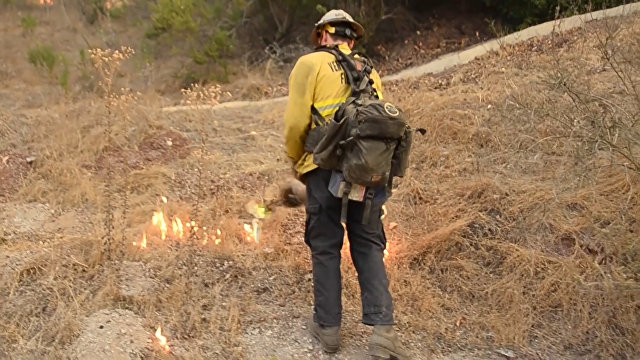Velnu izdzen ar Belcebulu: kā ugunsdzēsēji Kalifornijā cīnās ar 