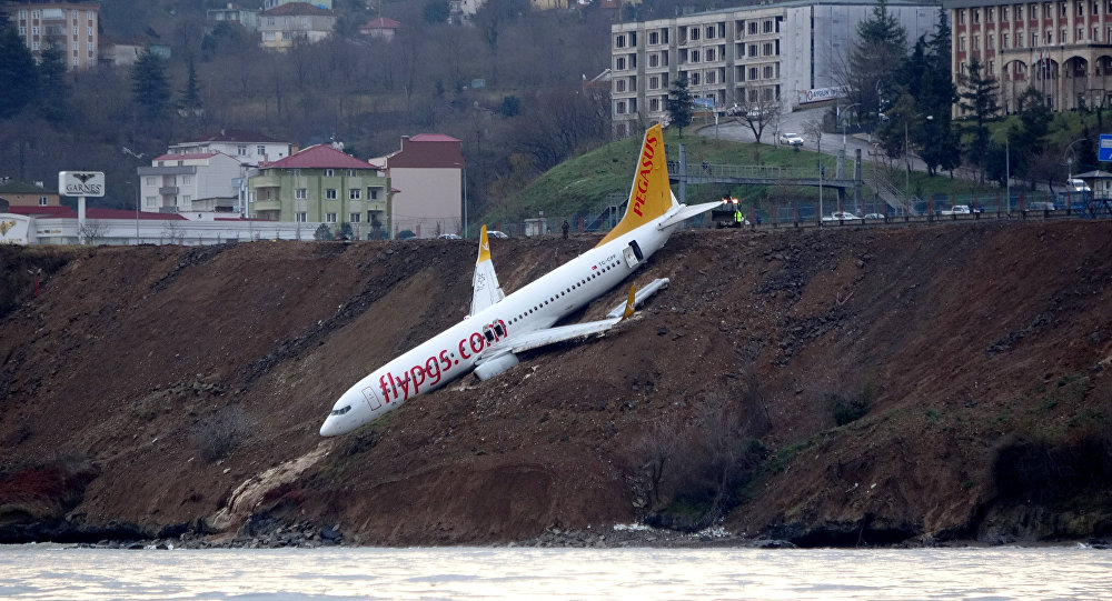 Bezdibeņa malā: lidmašīna gandrīz nogāzusies jūrā Turcijas lidostā