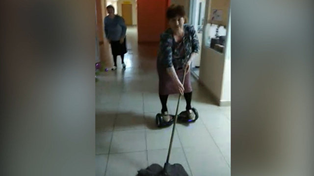 Mazgāt grīdas nav garlaicīgi: pensionāre no Krievijas iemanījusies lietot giroskūteri