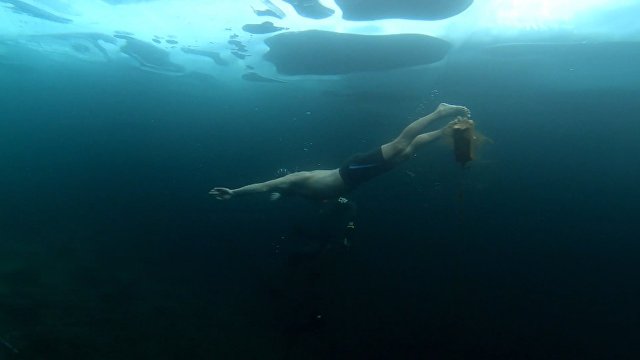 Ekstremāla peldēšana zem Baikāla ledus