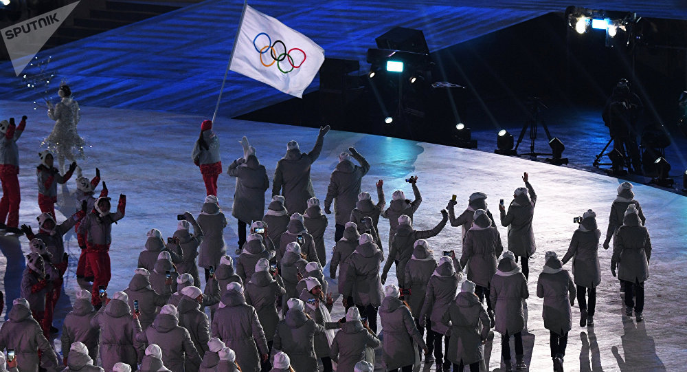 Līdzjutējs no ASV atnāca uz Olimpiādes atklāšanas ceremoniju ar Krievijas karogu
