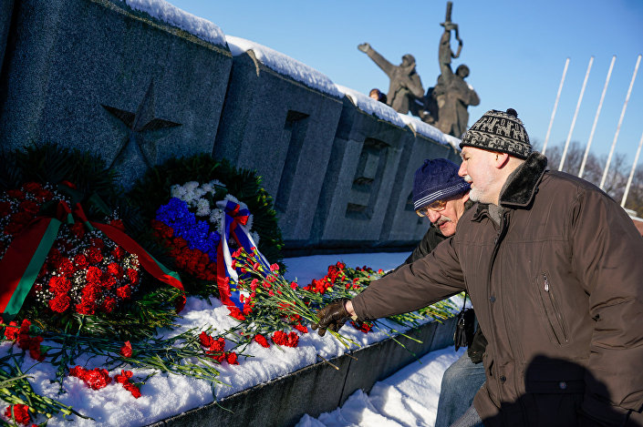 Возложение цветов к памятнику Освободителям 22 февраля 2018 года Возложение цветов к памятнику Освободителям 22 февраля 2018 года