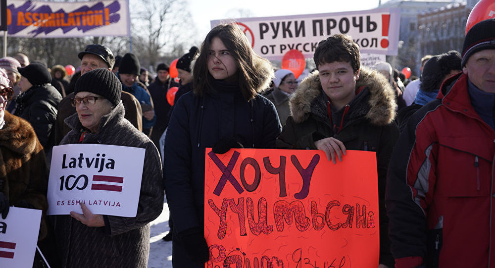 В Латвии люди вышли на улицу в защиту русских школ