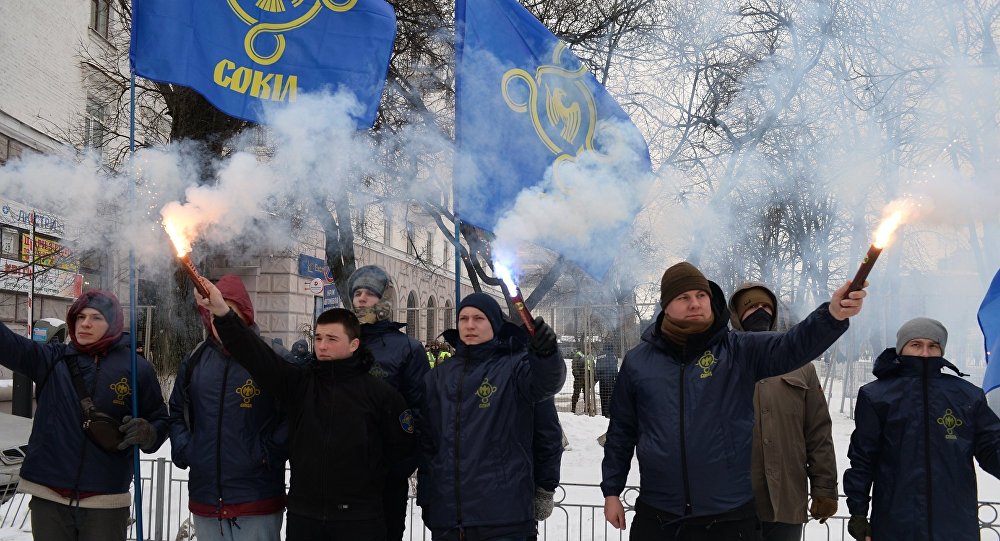 Полиция и националисты блокируют вход в Посольство РФ в Киеве