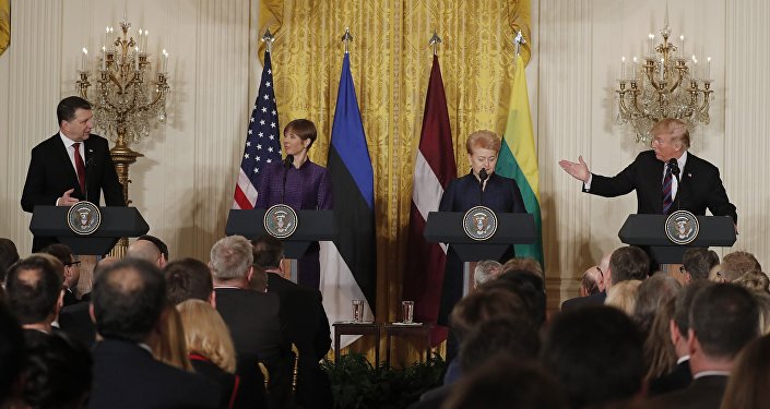 Igaunijas vadītāja Kersti Kaljulaida, Lietuvas vadītāja Daļa Gribauskaite un Latvijas prezidents Raimonds Vējonis Baltajā namā tikās ar ASV prezidentu Donaldu Trampu Igaunijas vadītāja Kersti Kaljulaida, Lietuvas vadītāja Daļa Gribauskaite un Latvijas prezidents Raimonds Vējonis Baltajā namā tikās ar ASV prezidentu Donaldu Trampu