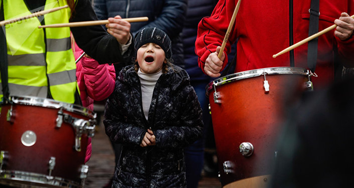 Марш рассерженных родителей в Риге в знак протеста против реформы в русских школах