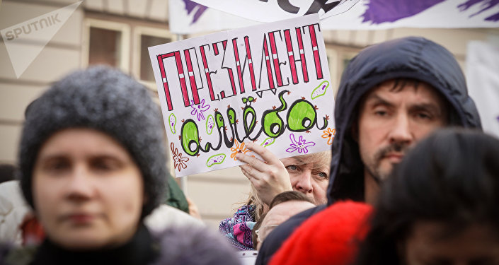 Sadusmoto vecāku gājiens protesta akcija Rīgā Sadusmoto vecāku gājiens protesta akcija Rīgā