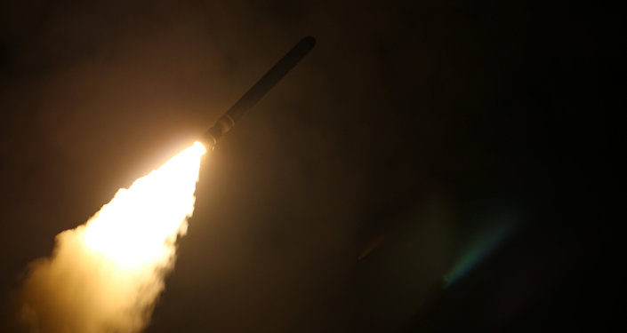 Военно-морской крейсер США USS Monterey запускает управляемую ракету Tomahawk Военно-морской крейсер США USS Monterey запускает управляемую ракету Tomahawk